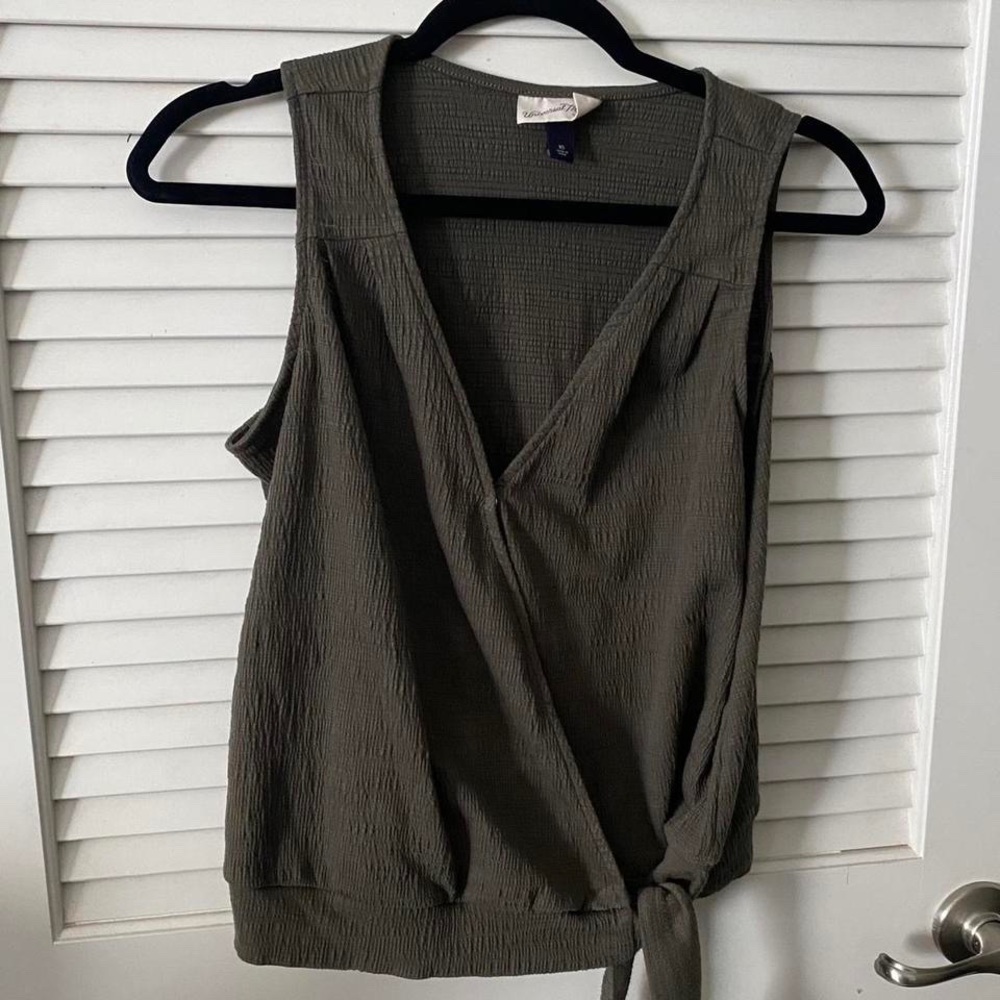 Universal Threads Crossover Top - Picture 2 of 4